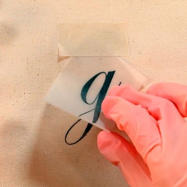 Aprenda a transferir desenhos com solvente para bordar em tecido