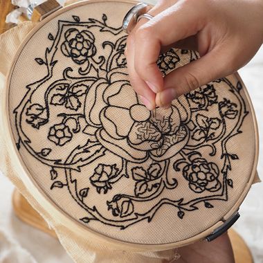 O que é o bordado Blackwork?
