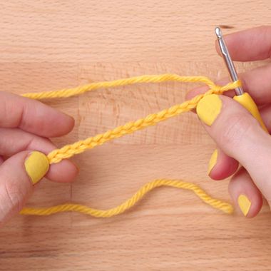 Cómo hacer un punto raso y un punto de cadena con crochet