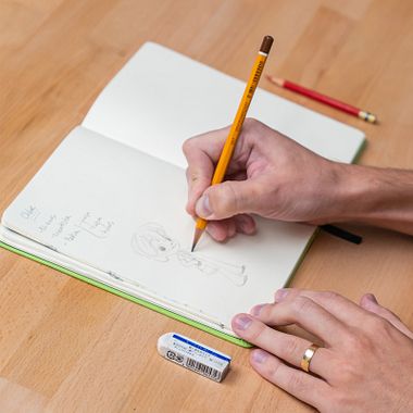 Registre sua criatividade no sketchbook testando personagens com Caio Martins