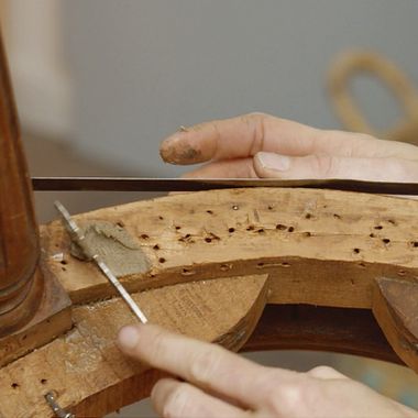 Cómo fabricar tu propia masilla para restaurar muebles y sillas antiguas