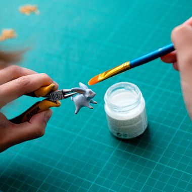 Materiales y herramientas esenciales para crear joyas con arcilla polimérica
