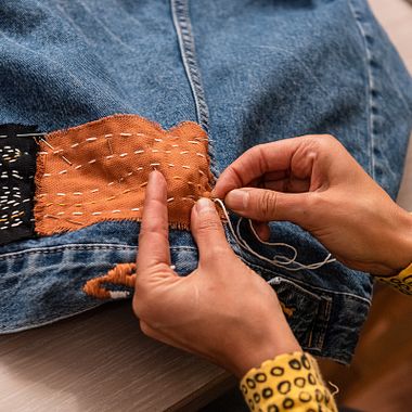 7 Free Tutorials With DIY Ideas to Easily Repair Your Clothes 
