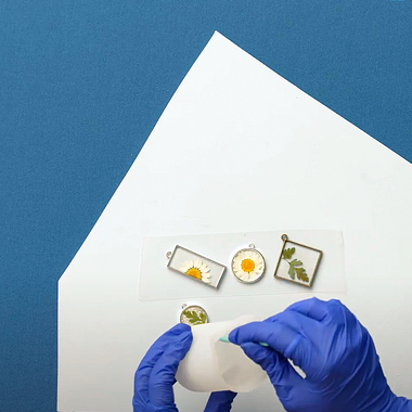 DIY Tutorial: How to Preserve Dried Flowers in Resin Jewelry