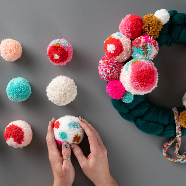 Tutorial DIY: cómo hacer un pompón de lana moteado