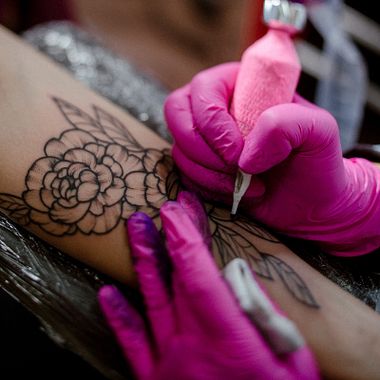 Materiais essenciais de tatuagem para iniciantes