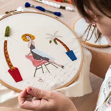 Descarga gratis una guía de puntos planos y de relieve para bordado