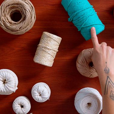 Materiales básicos para crear tapices de macramé