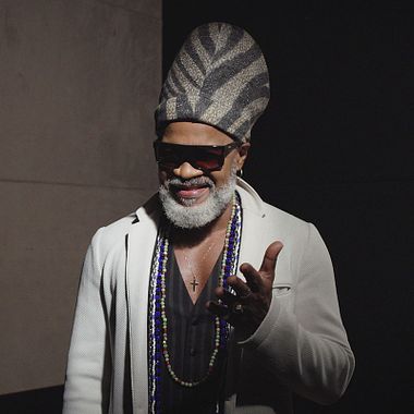 Carlinhos Brown: artista innovador e icono de la percusión, en Domestika Maestros