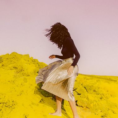 5 artistas contemporâneas que colorizam fotografias com pintura