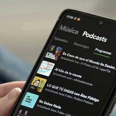 ¿Cómo se diferencian las plataformas de hosting y podcasting?