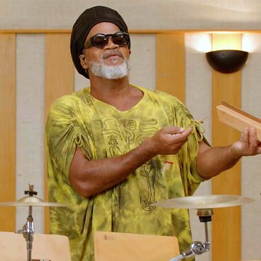 Carlinhos Brown presenta instrumentos de percusión