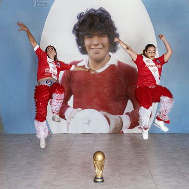 Las fotógrafas latinoamericanas que retratan a mujeres hinchas de fútbol