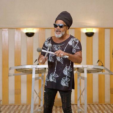Instrumentos creados y adaptados por Carlinhos Brown