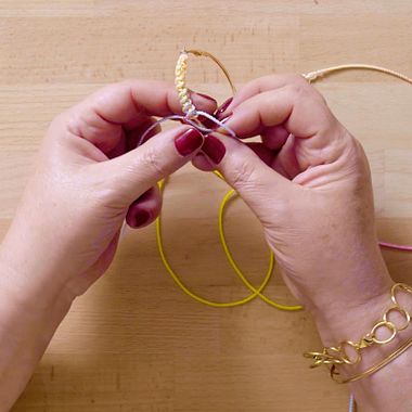 Tutorial Macramé: cómo decorar el aro de un pendiente