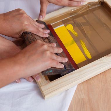 Qu'est-ce que la sérigraphie textile et quel matériel avez-vous besoin pour vous initier à cette technique à la maison. 