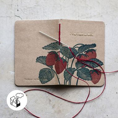 Cómo encuadernar un cuaderno casero con hilo y un clavo 