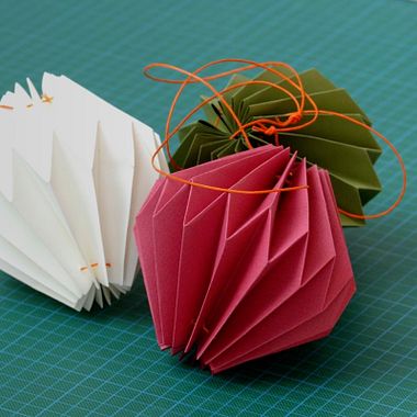 Craft Tutorial: How to Make Paper Tree Baubles