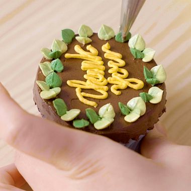 Cake Design Tutorial: How to Decorate Cupcakes Like a Pro
