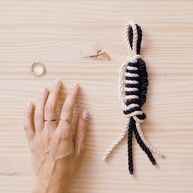 Tutorial Macramé: cómo hacer un llavero "charm" fácil y desde cero
