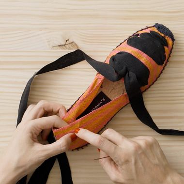 Tutorial DIY: Cómo customizar alpargatas con cintas de colores