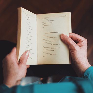 What is poetry? Definition, characteristics and types