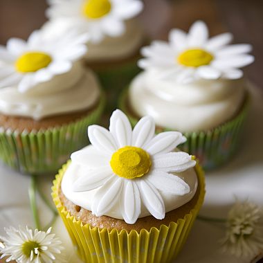 Free Cake Tutorial: How to Make a Buttercream Daisy