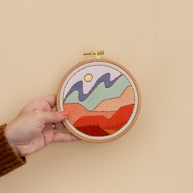 Créer des paysages époustouflants avec l'esthétique du vitrail en broderie