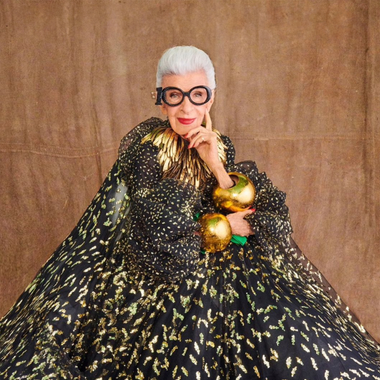 Iris Apfel: Un Legado de Estilo y Creatividad que Trasciende las Décadas