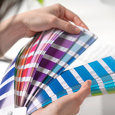 Who invented the Pantonera and why did it revolutionize the world of color?