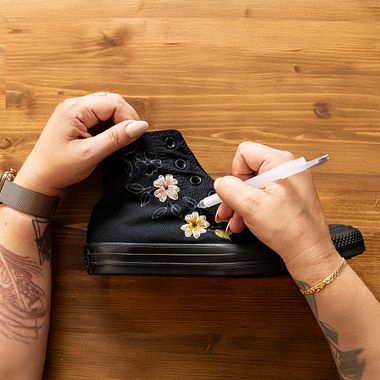 Vintage floral embroidery: download unique patterns and customize your garments