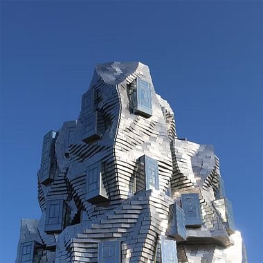 Frank Gehry: muore l'architetto che ha reinventato la forma in movimento