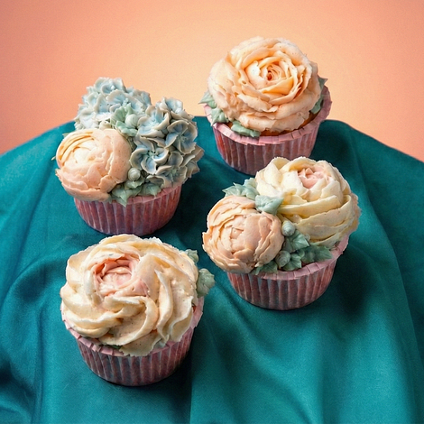 Botany in Baking: The Hand-Piped Bouquet