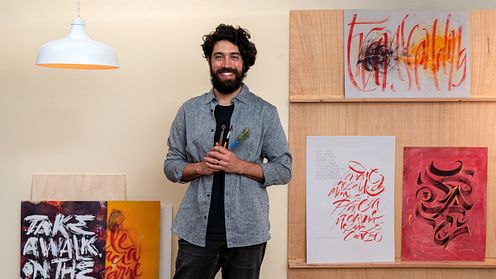 Caligrafia experimental: Explore a criação de letras com ferramentas artesanais