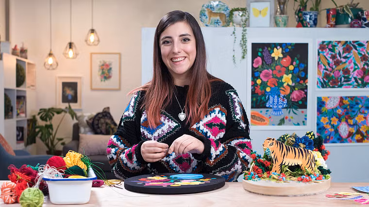 Composição floral com acrílico e bordado