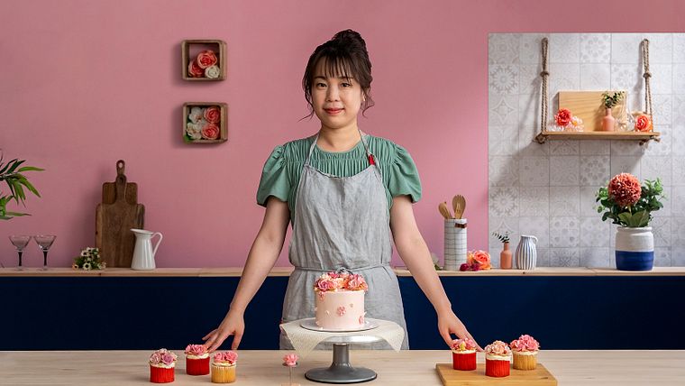 Cake design avec des fleurs décoratives à la crème au beurre