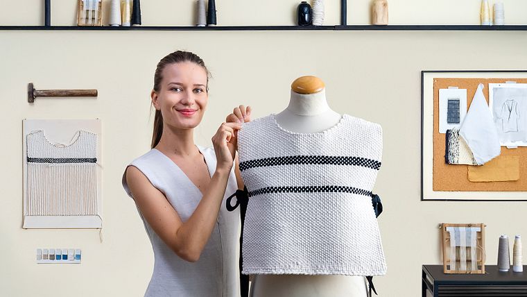 Confecção de roupas em tear manual
