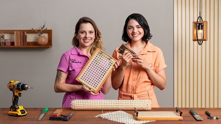 Decoração de móveis com palha trançada