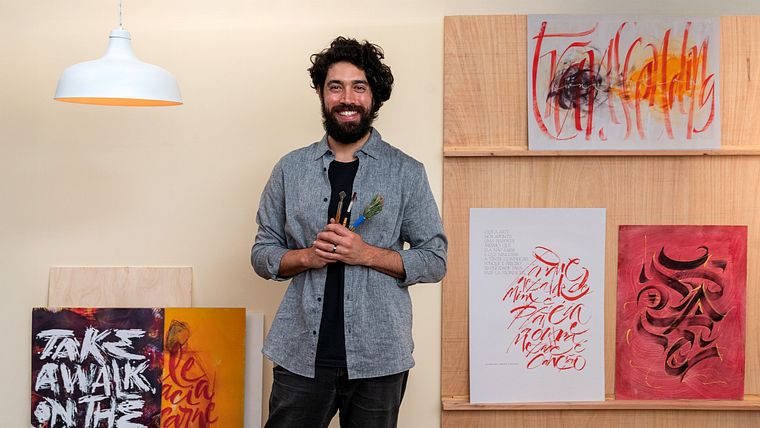 Caligrafia experimental: Explore a criação de letras com ferramentas artesanais