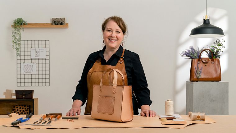 Conception de sacs en cuir cousus à la main