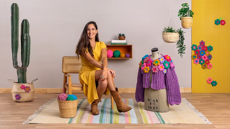 Häkeln: Bunte Pullover mit Blumenapplikationen