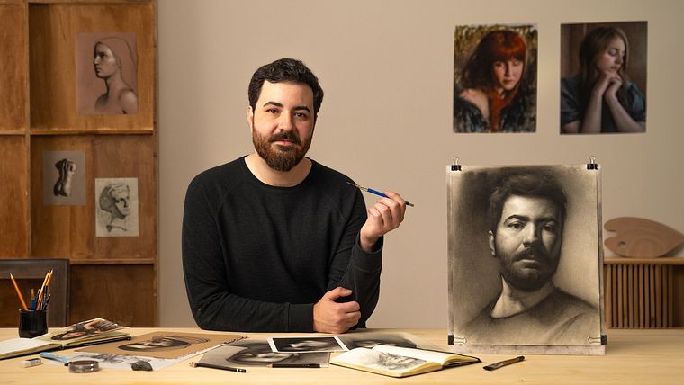 Autoritratto in grafite e pastello: tecniche di luce e forma