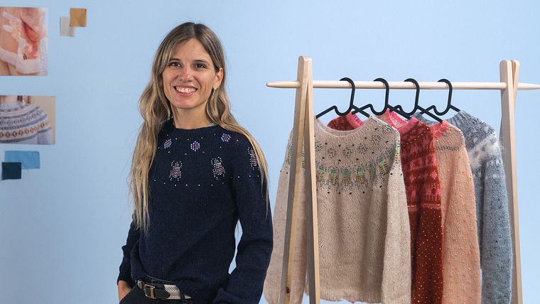 Design e tricô com miçangas coloridas