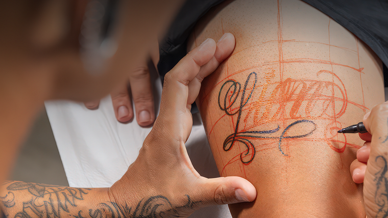 Tatuaggi in freehand lettering corsivo
