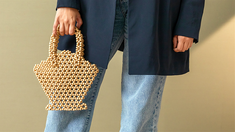 Design e criação de bolsas com miçangas