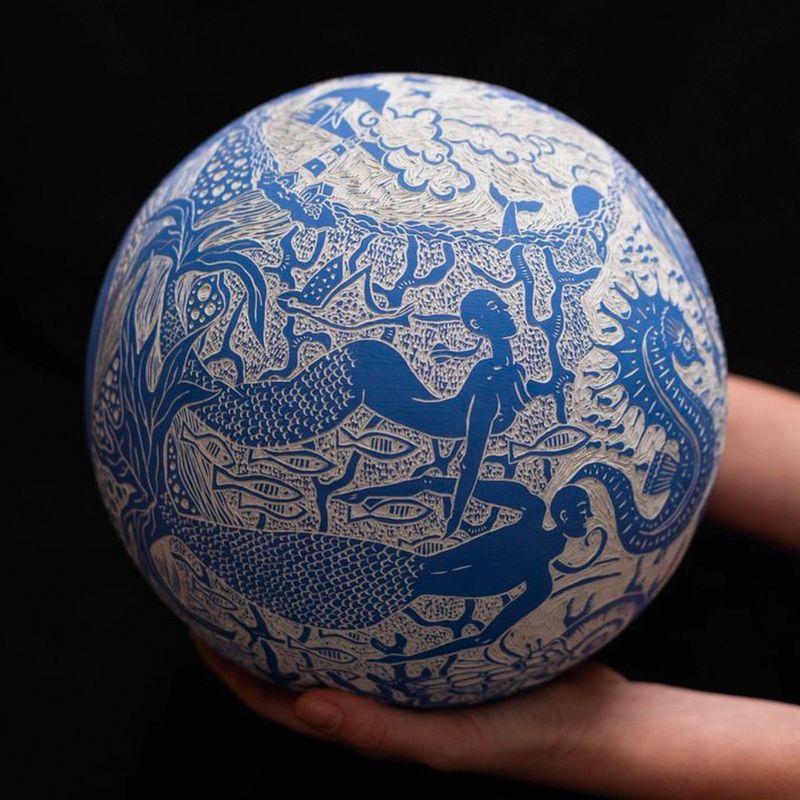 "Sfera Blu": sfera di porcellana decorata con ingobbio blu e tecnica dello sgraffito.
