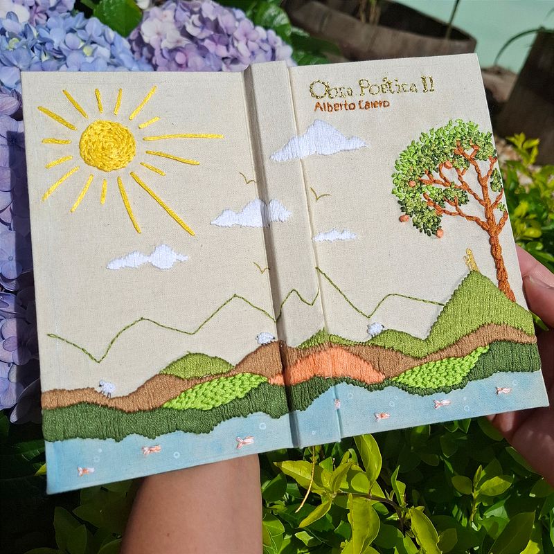 Capa de livro bordada