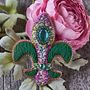 Broche Flor de Lis verde. Bordado projeto de Helena Krol - 05.09.2019