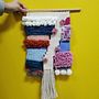 Meu projeto do curso: Introdução à tapeçaria em tear manual. Un projet de Création d'accessoires, Décoration , et Art textile de igabrieli - 06.01.2021