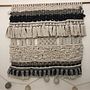 Mi Proyecto del curso: Introducción al macramé: creación de un tapiz decorativo GRISES. Un progetto di Design di accessori, Artigianato, Interior design, Interior Design, Fiber Art e Macramè di Mery Sales - 13.09.2021